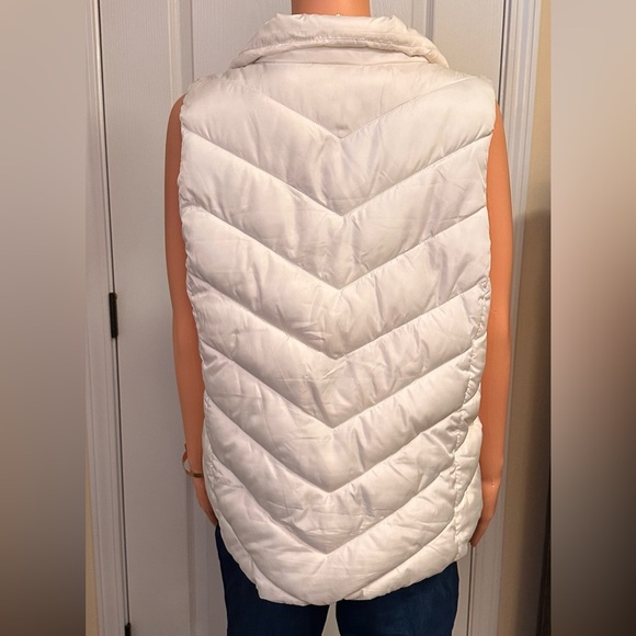 White Puff Vest in a size XL. Excellent condition. - Picture 3 of 6